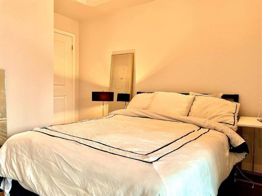 Gorgeous Downtown Condo Toronto Exterior photo
